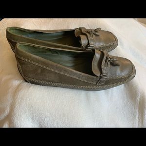 EUC Nurture by Lamaze Women's Olive Green Leather Loafer size 7.5